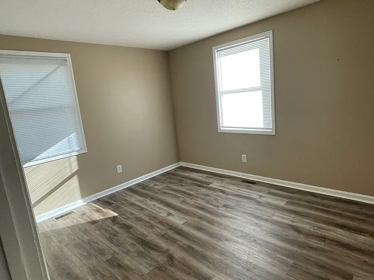 Maple St — Photo 14