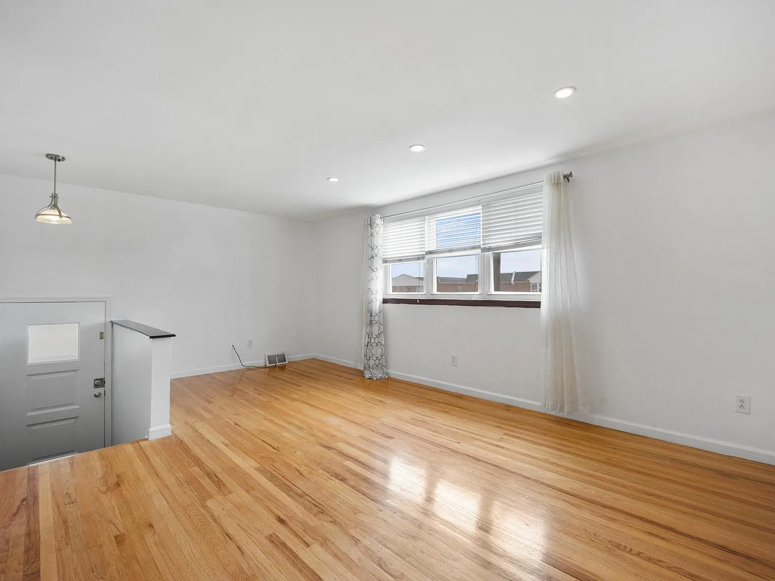 2263 Strahle St — Photo 2