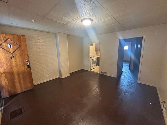 5th image of 2226 Woodstock Ave Floor 1