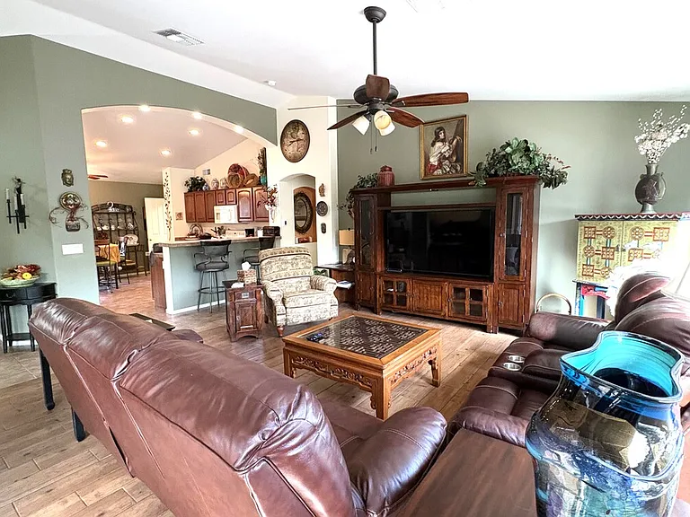 2051 E Desert Fox Dr — Photo 4