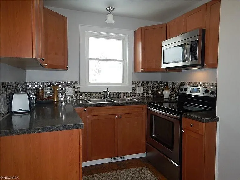 457 Lamont St — Photo 8