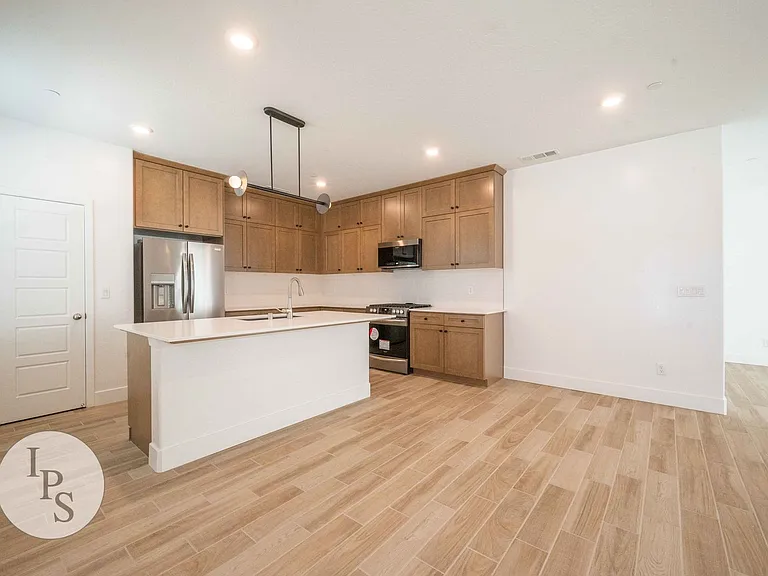 2830 E Tamarind Dr — Photo 4