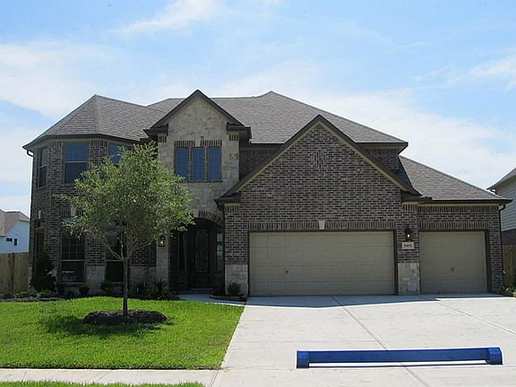 Three car garage. Picture Perfect Home
