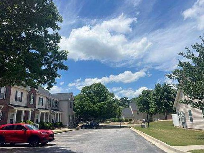 Exterior Neighborhood (street photo)
