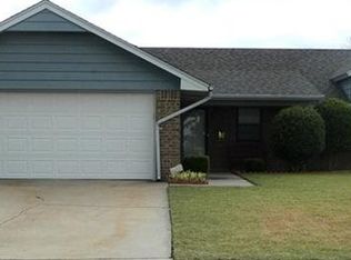 2413 NW Robinhood Dr, Lawton, OK 73505