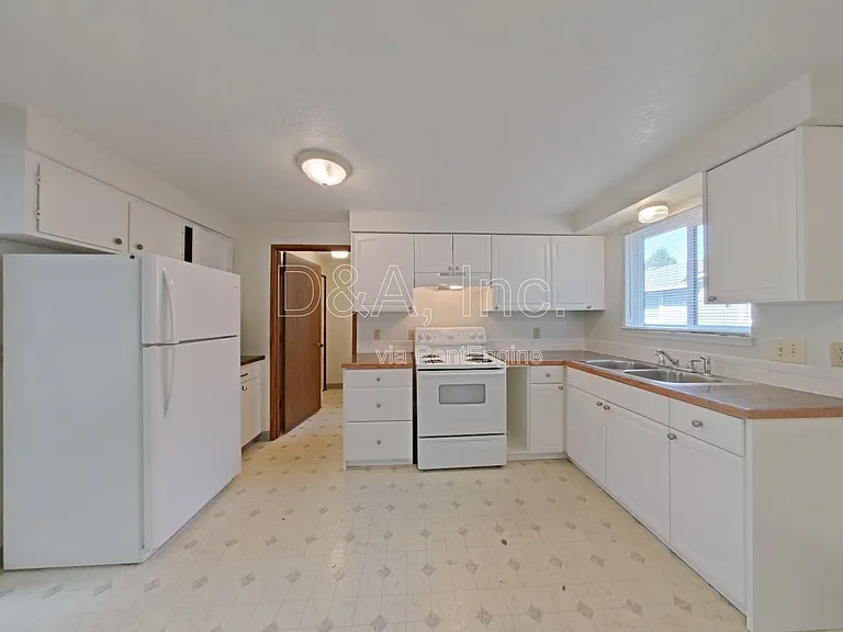 1692 Del Rio Ave SE — Photo 4