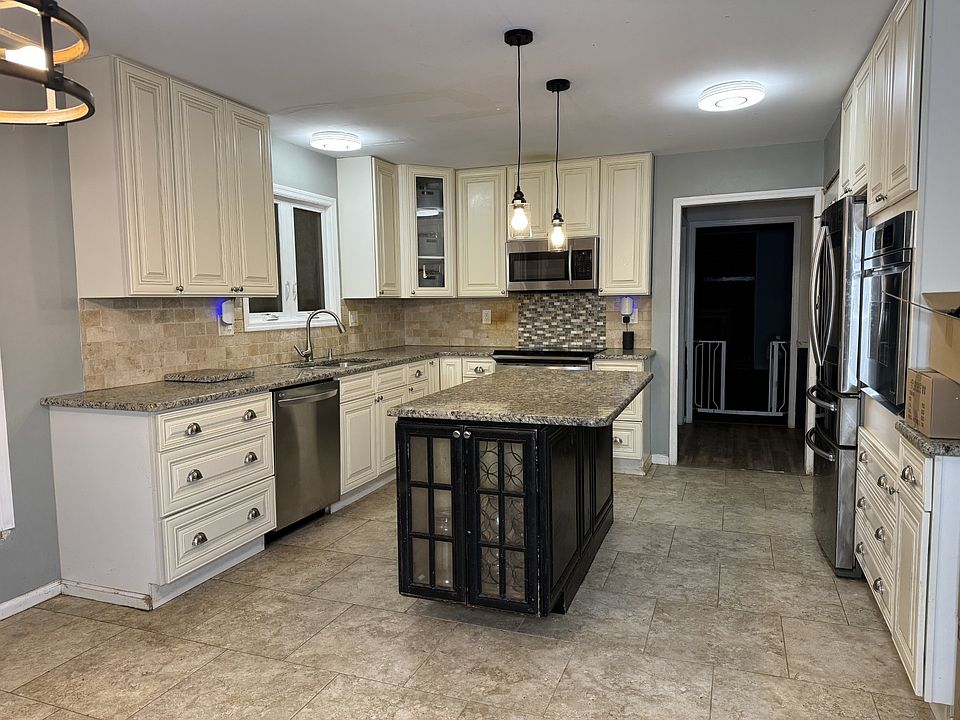 Gourmet Kitchen w/elite appliances and full pantry