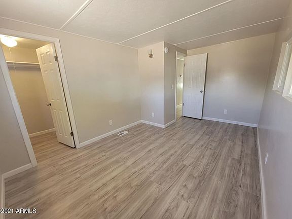 5th image of 913 S Evangeline Ave