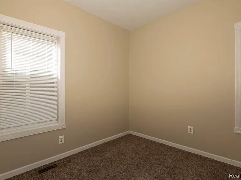 118 S Laurel St — Photo 15