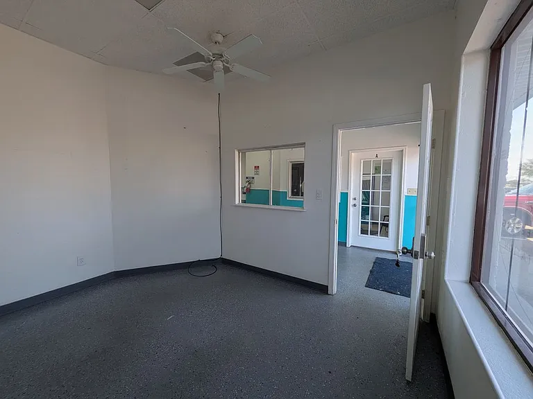 809 N Ware Rd — Photo 4