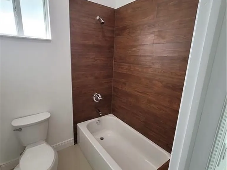 2900 SW 62nd Ave — Photo 2