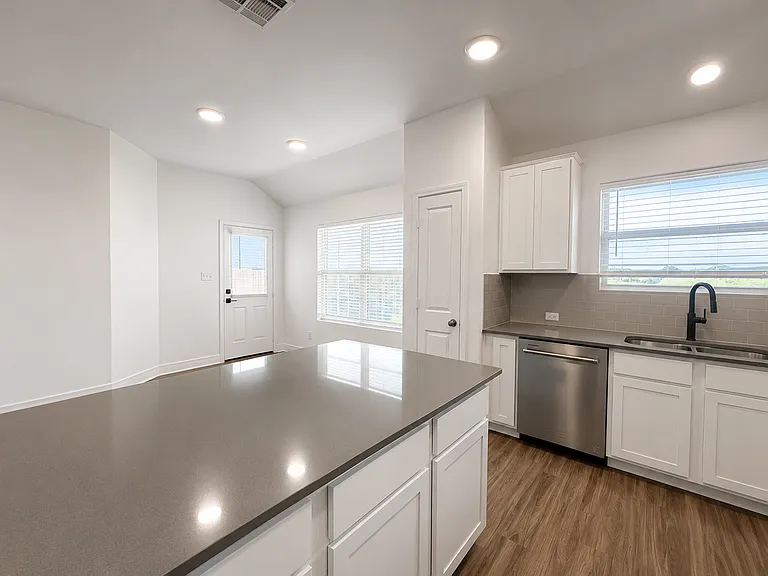621 Xanadu Dr — Photo 7