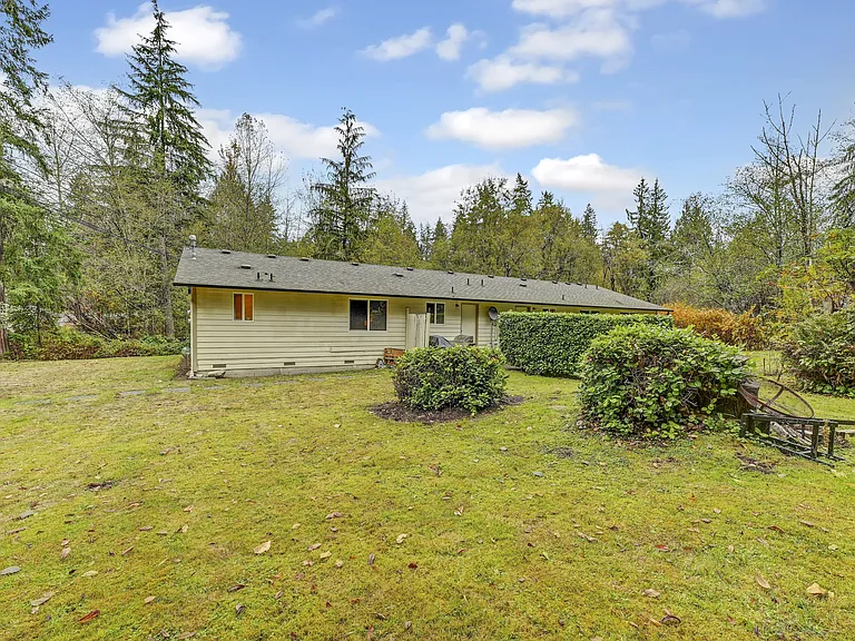 Private One Acre Yard!!