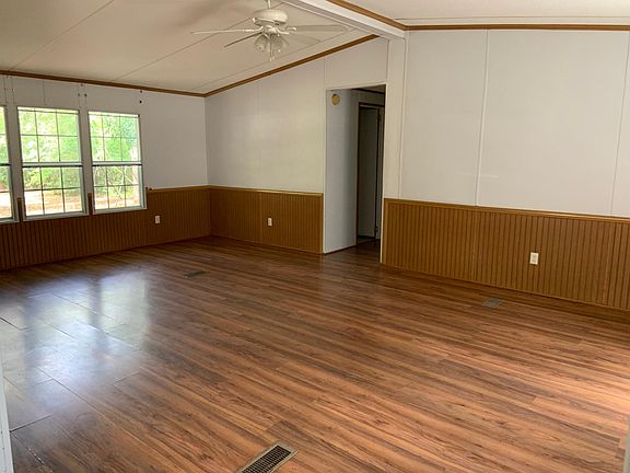 3rd image of 429 Brooks Cove Dr