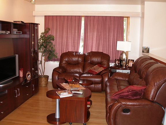 Living Room w/hardwood flooring