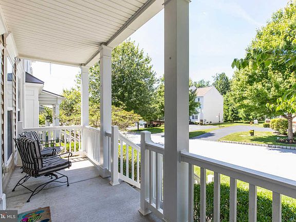 4th image of 695 Churchill Rd