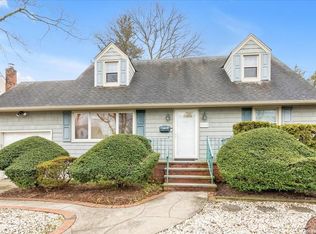 2114 Burke Pl, Merrick, NY 11566