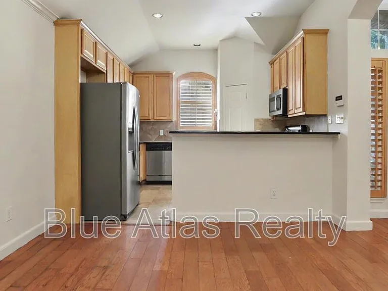 4905 Canberra Ln — Photo 4