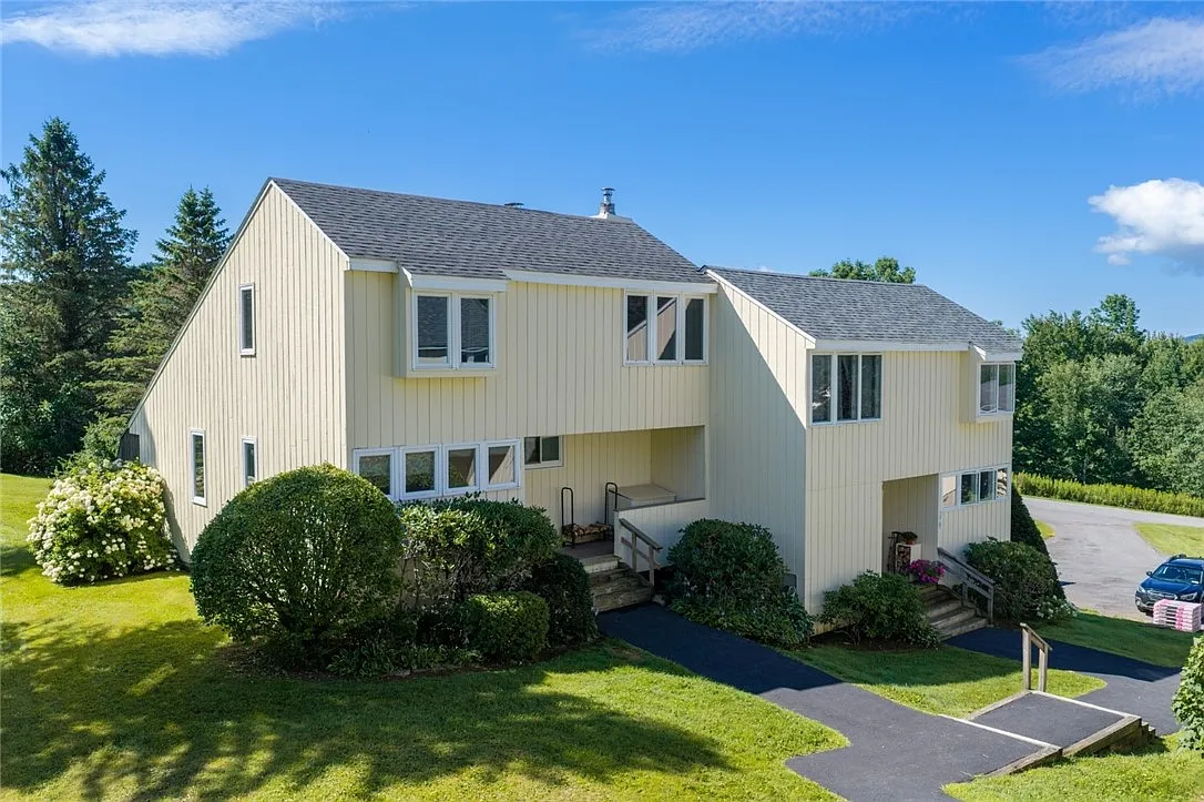 3 bed, 2.0 bath, 1216 sqft, $2,500 — Photo 1