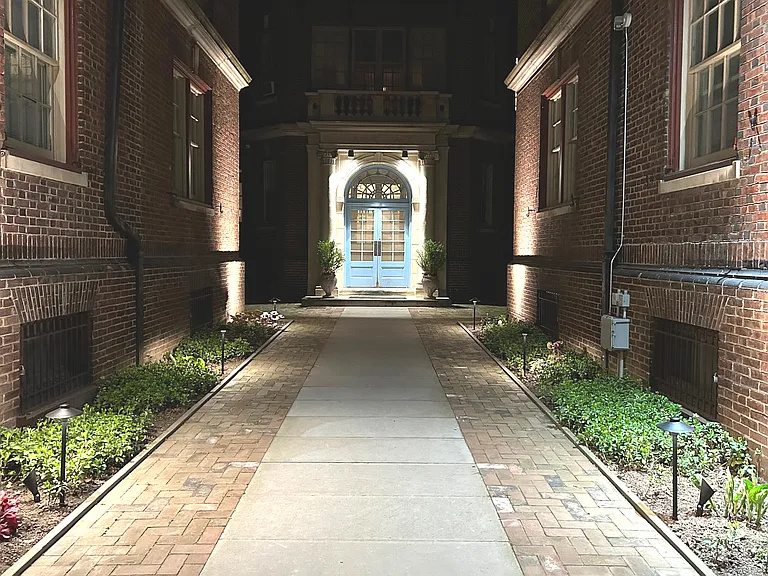Fairfax Apartments — Photo 10