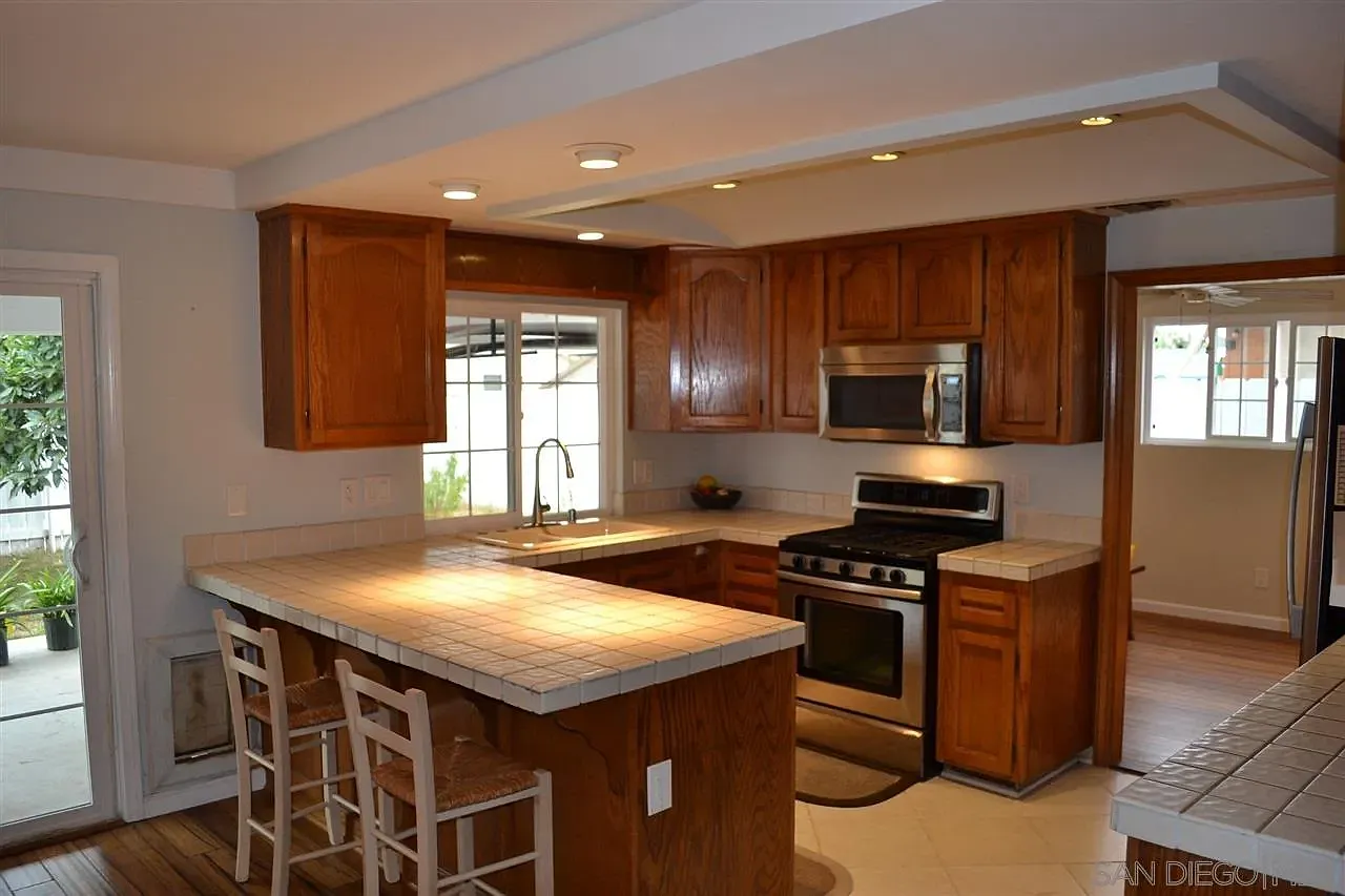 4 bed, 2.5 bath, 1924 sqft, $4,400 — Photo 4