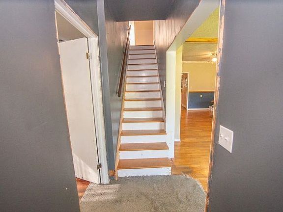 4th image of 409 W Grand Ave
