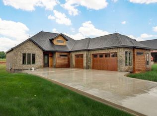 1825 E Cobblestone Dr, Ozark, MO 65721