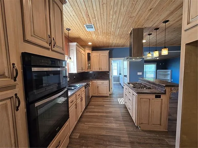 300 Saint Charles Blvd — Photo 10