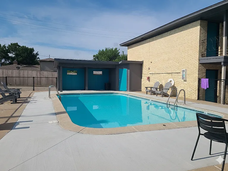 Malibu Apartments — Photo 22