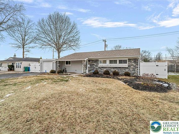 3rd image of 137 Idlewild Rd