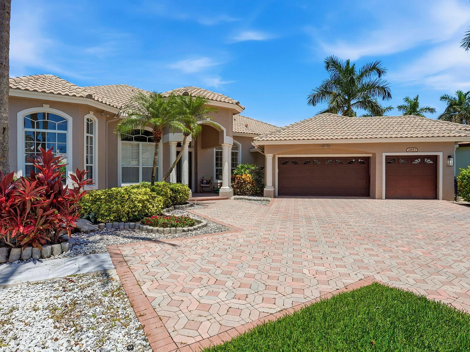 4 bed, 4.5 bath, 3306 sqft, $13,000 — Photo 2