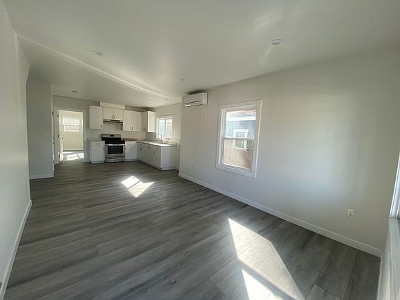 3rd image of 142 Douglas St