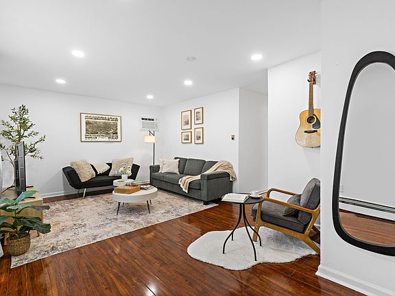 2nd image of 174 Clay St Floor 1