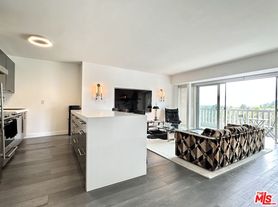 999 N Doheny Dr