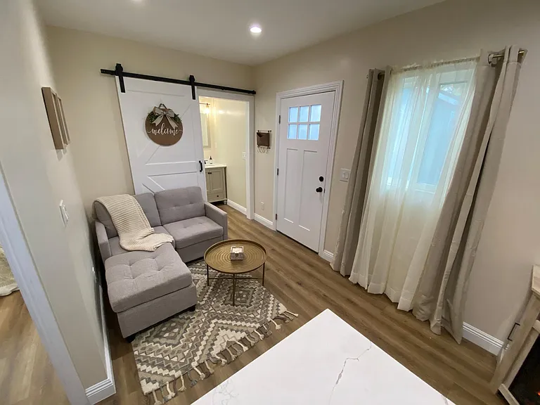 2121 N Lincoln St — Photo 1