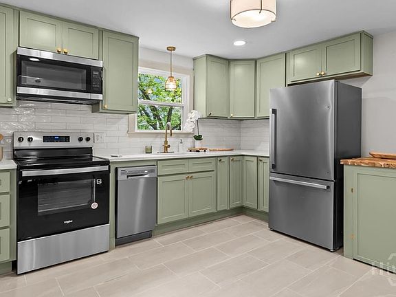 5th image of 492 Clover St