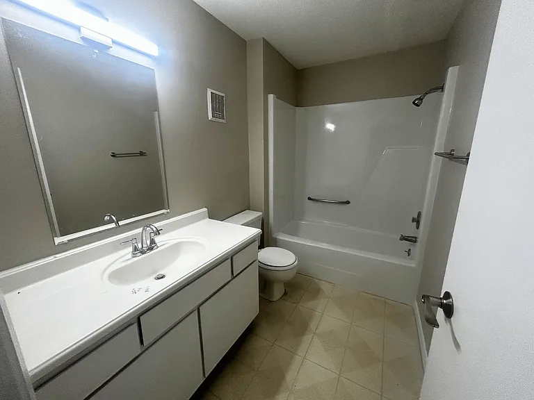 Hollow Hills Apartments — Photo 33