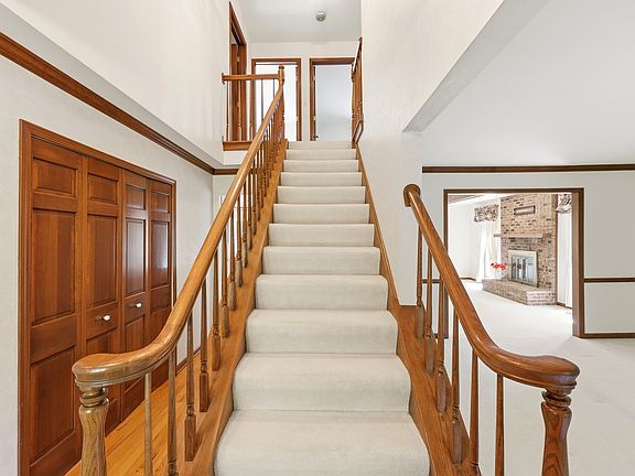 4th image of 107 Roxborough Pl