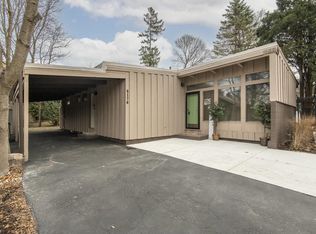 8176 N Seneca Rd, Fox Pt, WI 53217