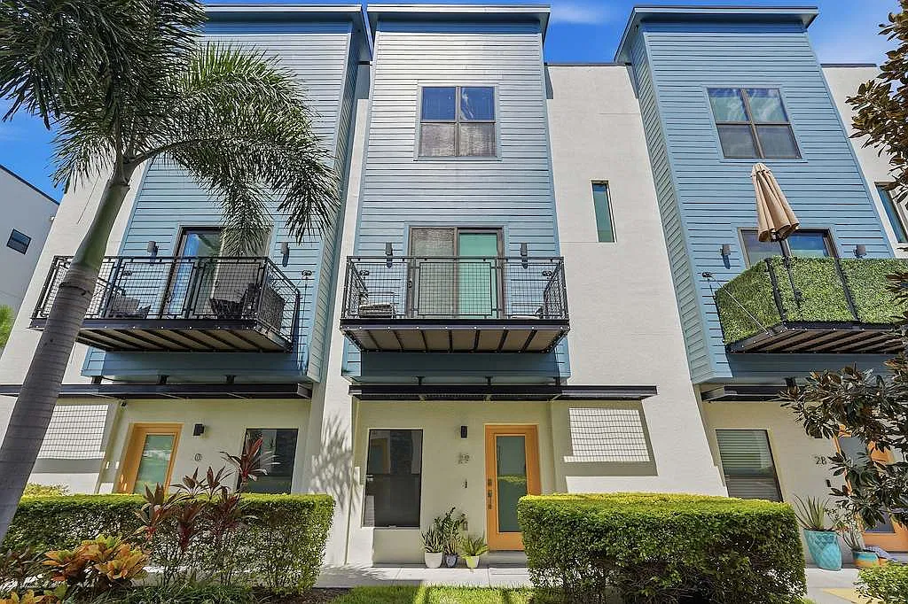 Gorgeous 2/2.5/2 Townhome — Photo 1