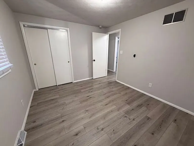 1105 E Samuel Ave — Photo 12