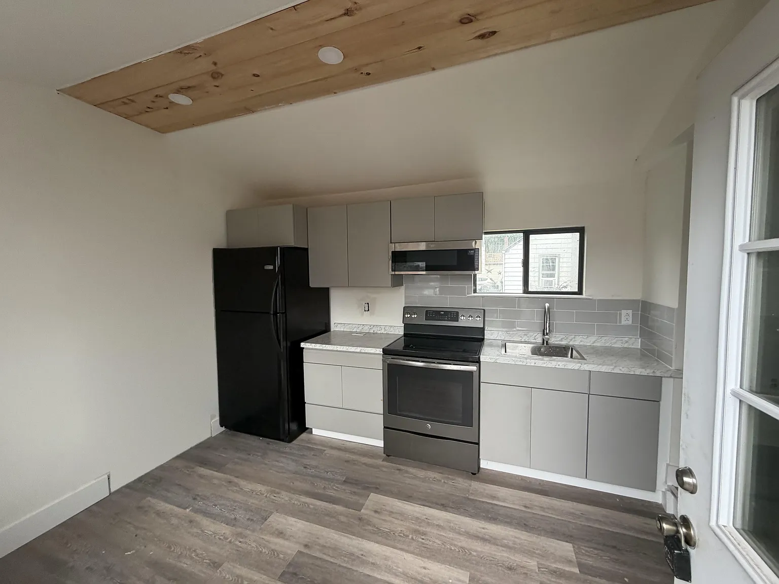 2 bed, 1.5 bath, 843 sqft, $1,700 — Photo 1