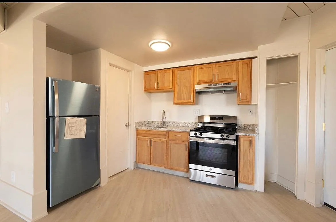 2 bed, 1.5 bath, 1000 sqft, $1,300 — Photo 3