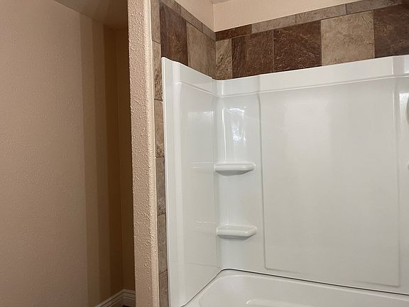 3rd image of 903 W 39th St