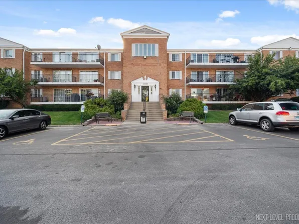 1110 N Farnsworth Ave APT 207, Aurora, IL 60505