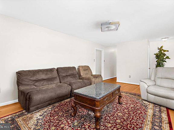 3rd image of 949 Oakdale Cir
