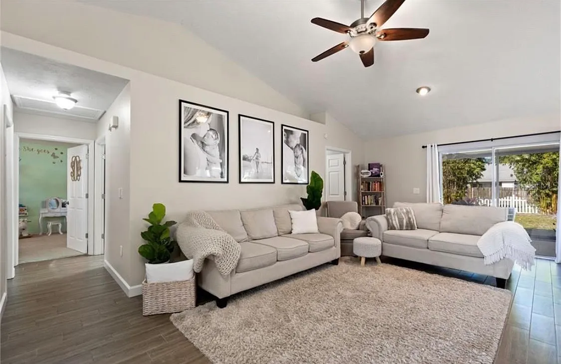 3 bed, 1343 sqft, $2,200 — Photo 3