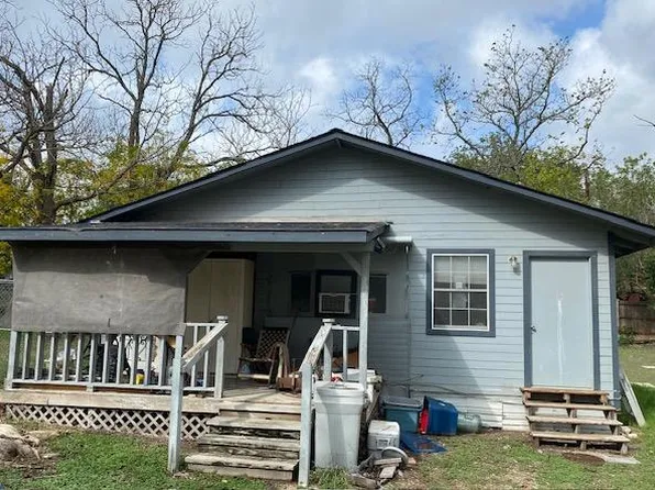 105 4th St, Ingram, TX 78025