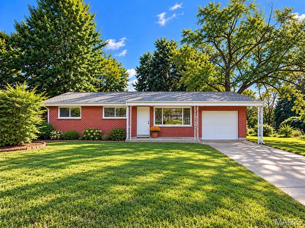 2233 N Warson Rd, Saint Louis, MO 63114