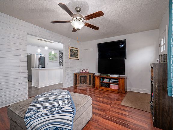 3rd image of 306 Sunny Acre Dr